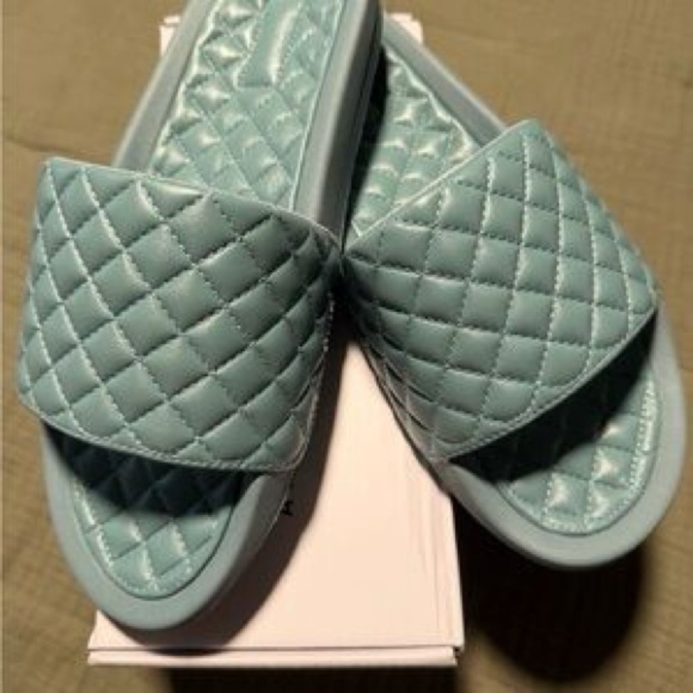 752. NEW SIZE 10 APL Quilted Slide Sandals in Seaside